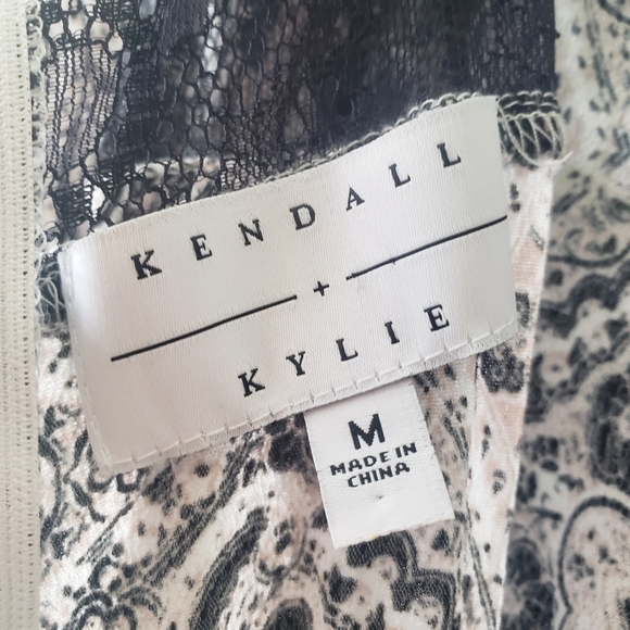 Kendall AND KYLIE FLORAL LONG SLEEVE ROMPER JUMPSUIT V-NECK LOW BACK SIZ… - Picture 11 of 14